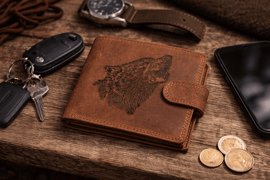 kožená peňaženka so zapínaním mot. Vlk mk